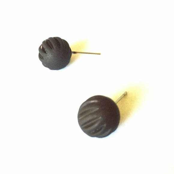 Black Matte Vintage Ridged Lucite Stud Earrings - Picture 2 of 5